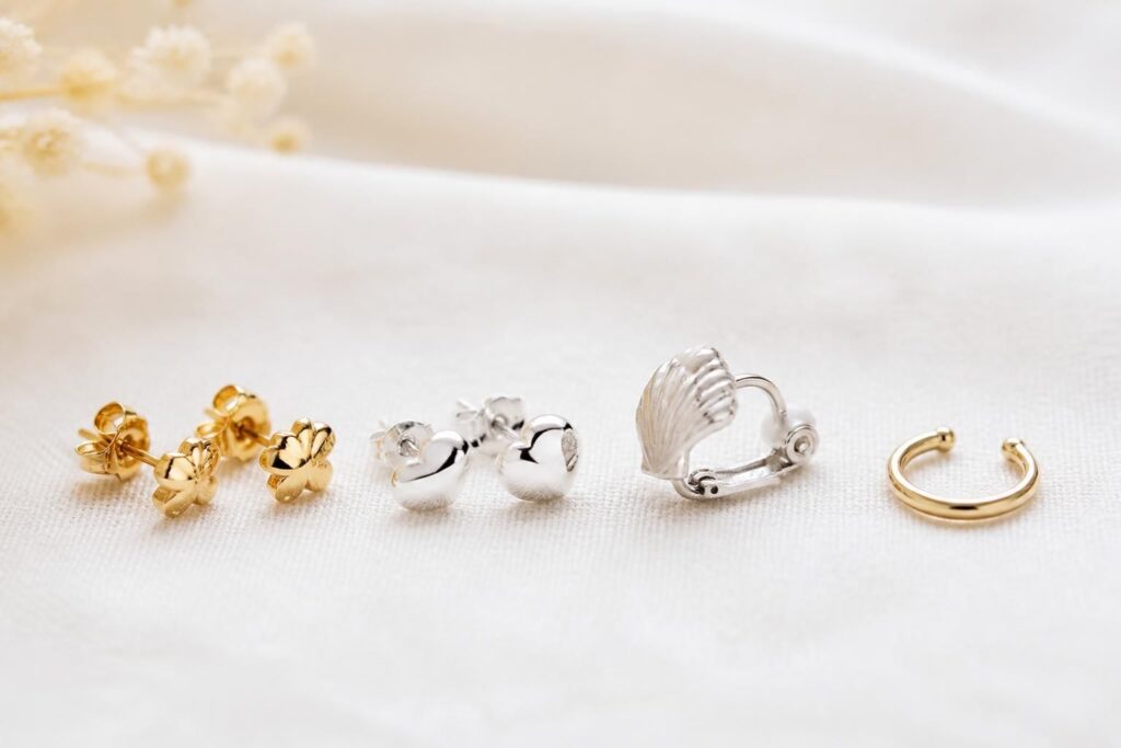 découvrez notre sélection de boucles d'oreilles pour enfants, disponibles en or, argent, avec clip ou pour oreilles sans trou, alliant sécurité et style.