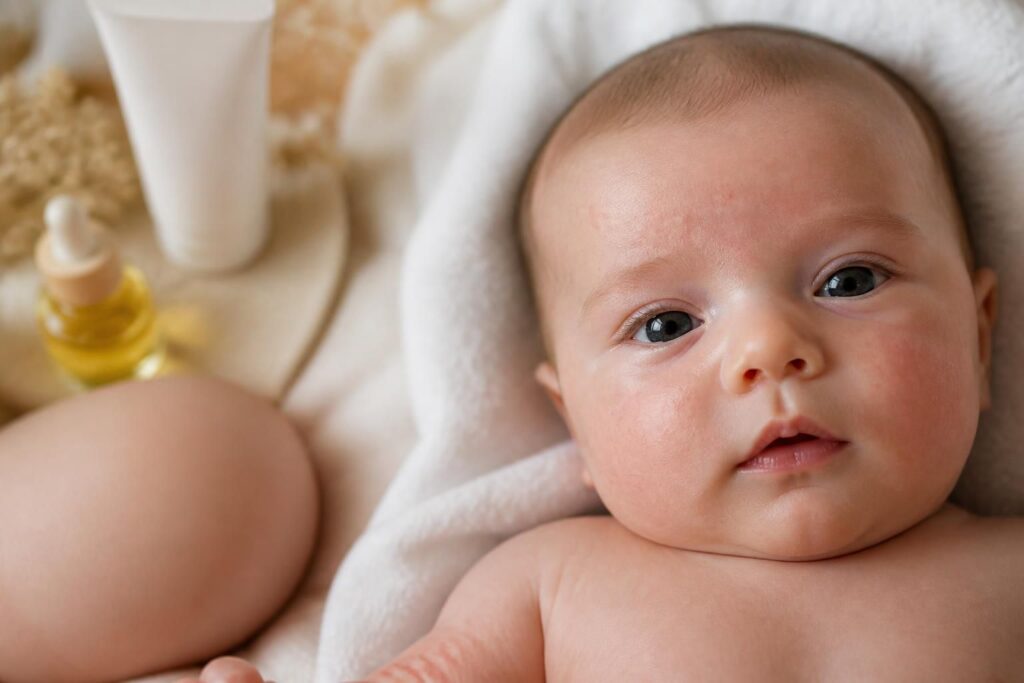 découvrez les causes de l'acné du nourrisson, sa durée typique et les traitements adaptés pour soulager votre bébé en toute sécurité.