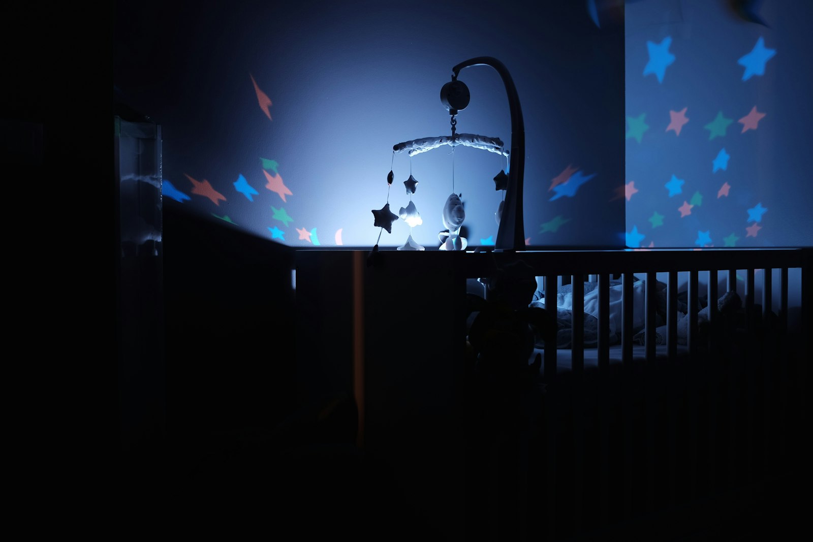 Veilleuse allumée dans une chambre de bébé
